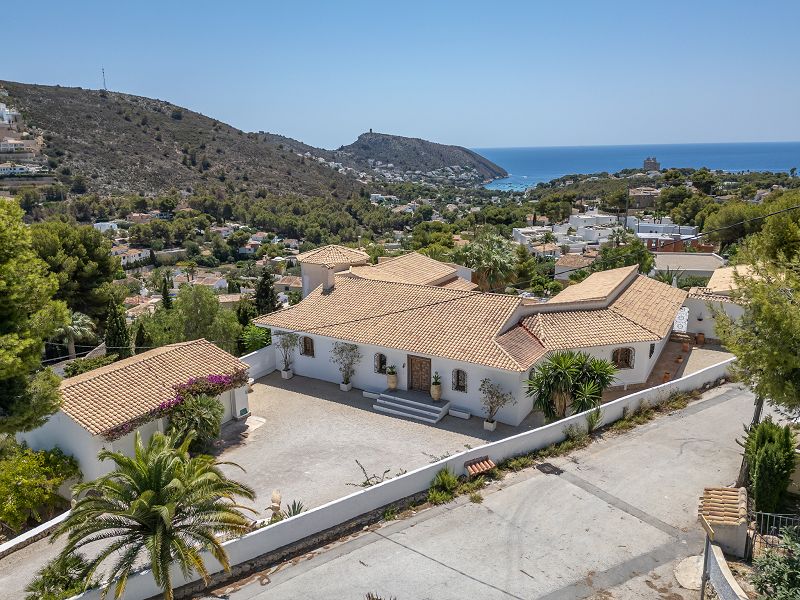 Spacious villa in El Portet,  Moraira - Max Villas