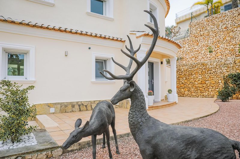 Villa Méditerranéenne située à 1,2 km de la mer, intimité et environnement verdoyant - Max Villas