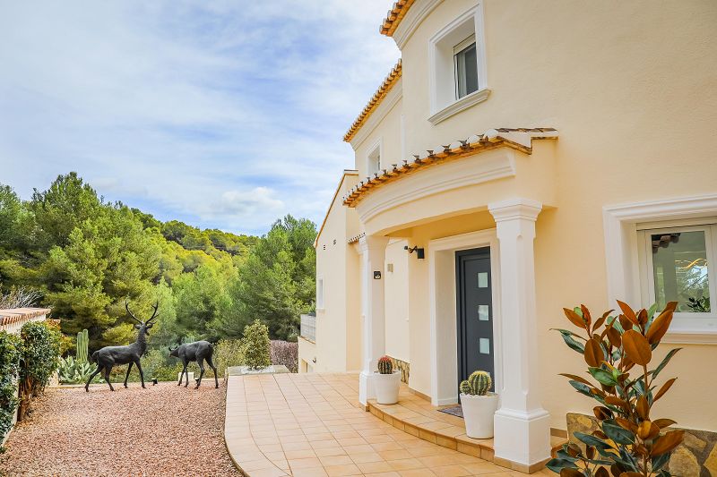 Villa Méditerranéenne située à 1,2 km de la mer, intimité et environnement verdoyant - Max Villas