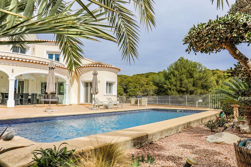 Villa Mediterránea en una ubicación super, a 1.2 km del mar, privacidad y entorno verde - Max Villas