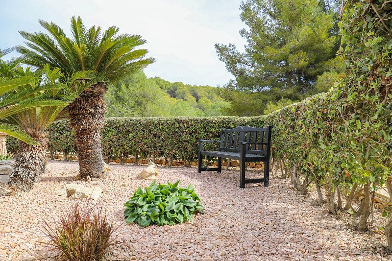 Villa Méditerranéenne située à 1,2 km de la mer, intimité et environnement verdoyant - Max Villas