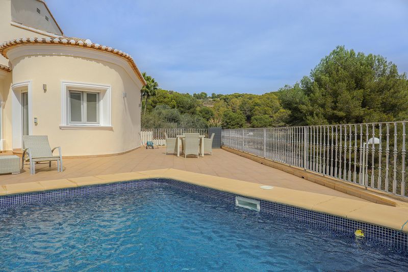 Villa Méditerranéenne située à 1,2 km de la mer, intimité et environnement verdoyant - Max Villas