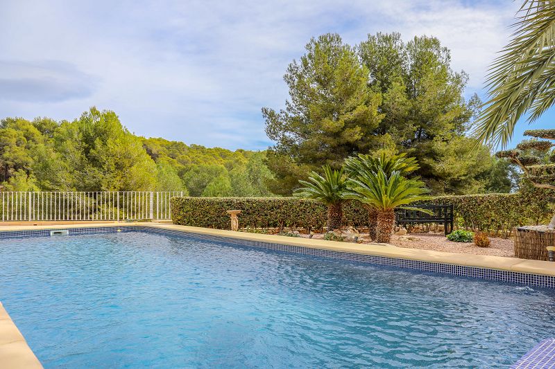 Villa Méditerranéenne située à 1,2 km de la mer, intimité et environnement verdoyant - Max Villas