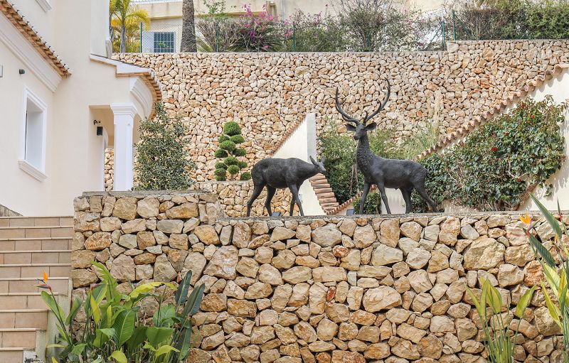 Villa Méditerranéenne située à 1,2 km de la mer, intimité et environnement verdoyant - Max Villas