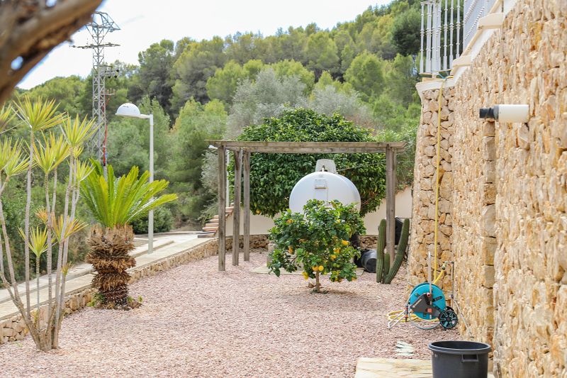 Villa Méditerranéenne située à 1,2 km de la mer, intimité et environnement verdoyant - Max Villas