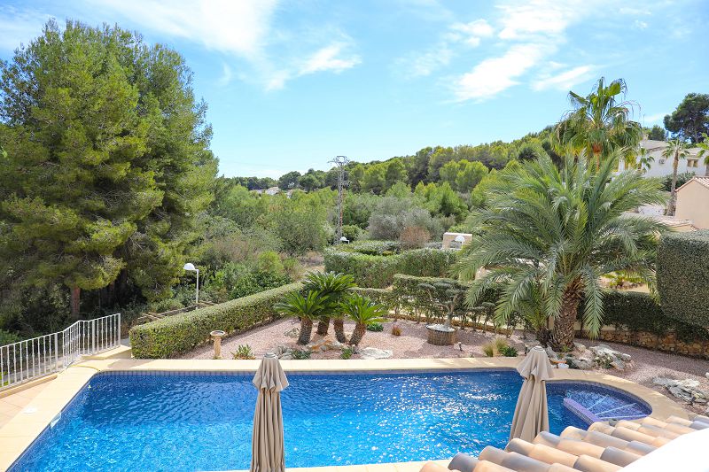 Villa Méditerranéenne située à 1,2 km de la mer, intimité et environnement verdoyant - Max Villas