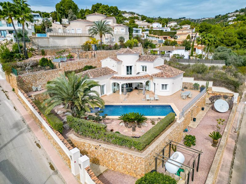 Villa Méditerranéenne située à 1,2 km de la mer, intimité et environnement verdoyant - Max Villas