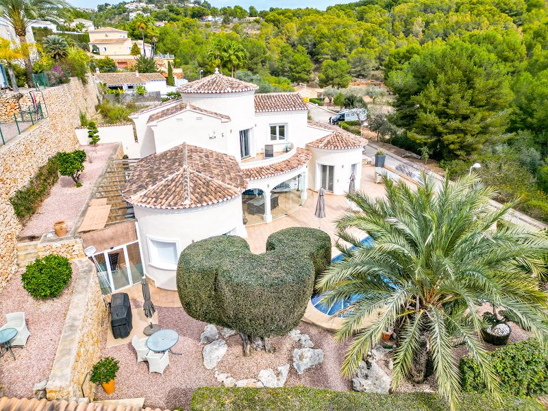 Villa Méditerranéenne située à 1,2 km de la mer, intimité et environnement verdoyant - Max Villas