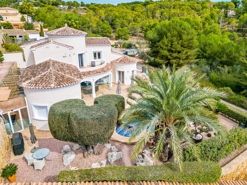 Villa Méditerranéenne située à 1,2 km de la mer, intimité et environnement verdoyant - Max Villas