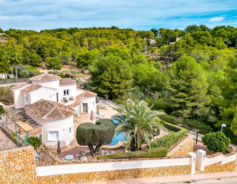 Villa Méditerranéenne située à 1,2 km de la mer, intimité et environnement verdoyant - Max Villas