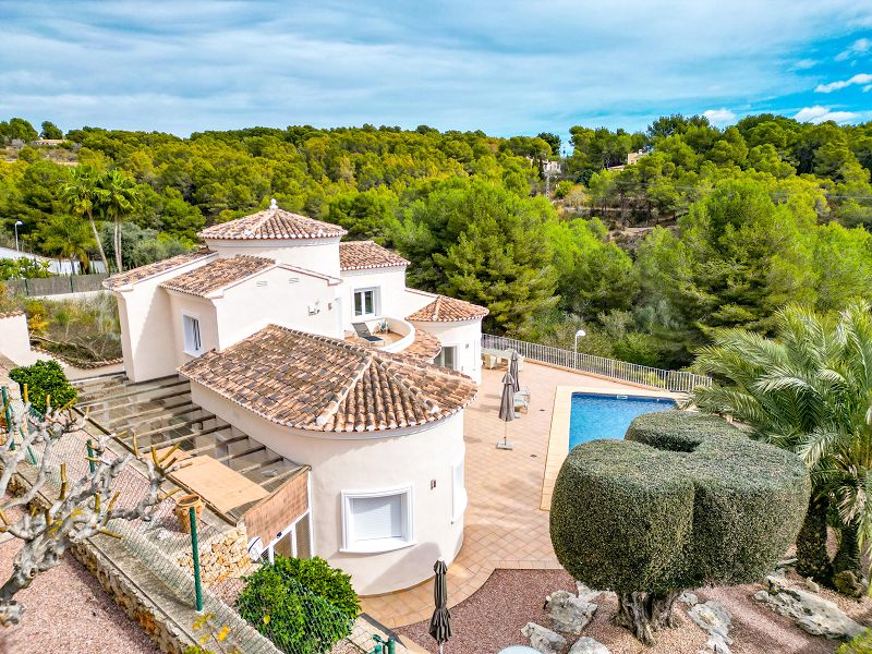 Villa Méditerranéenne située à 1,2 km de la mer, intimité et environnement verdoyant - Max Villas