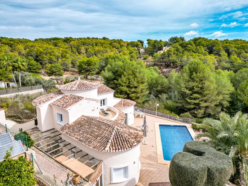 Villa Méditerranéenne située à 1,2 km de la mer, intimité et environnement verdoyant - Max Villas