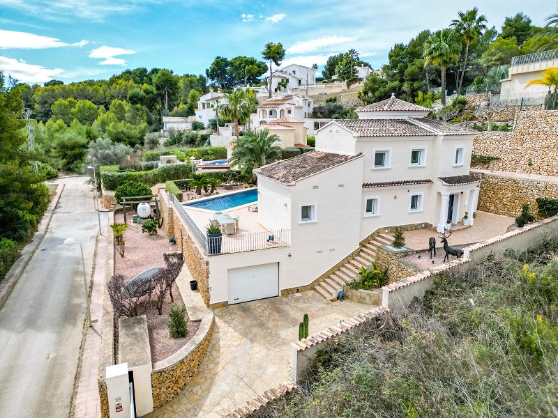 Villa Méditerranéenne située à 1,2 km de la mer, intimité et environnement verdoyant - Max Villas