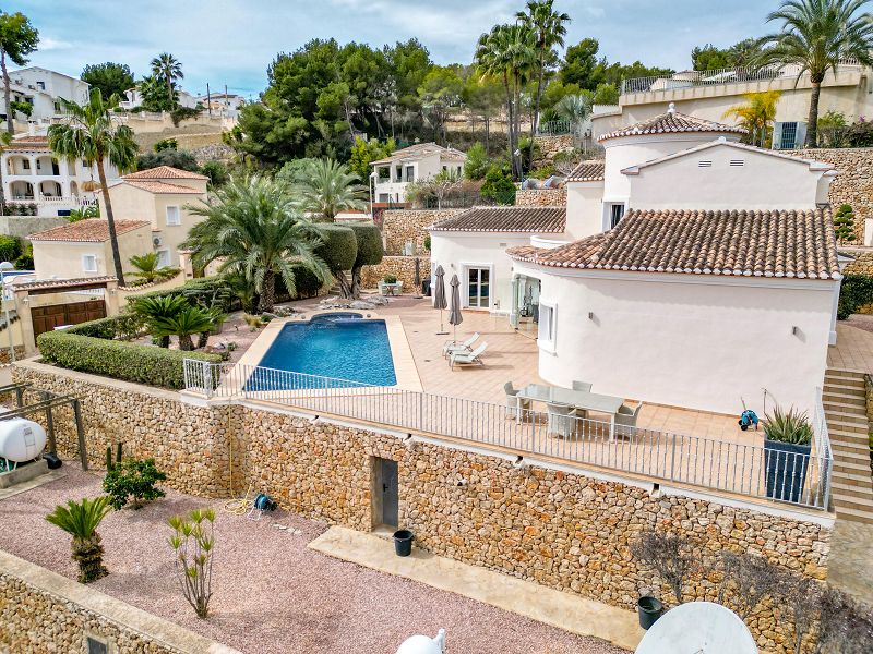 Villa Méditerranéenne située à 1,2 km de la mer, intimité et environnement verdoyant - Max Villas