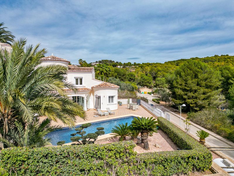 Villa Méditerranéenne située à 1,2 km de la mer, intimité et environnement verdoyant - Max Villas