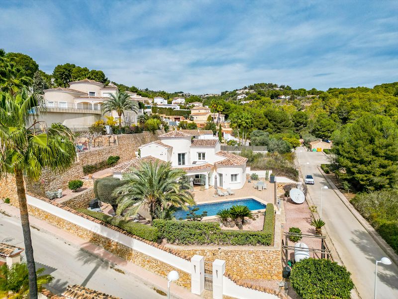 Villa Méditerranéenne située à 1,2 km de la mer, intimité et environnement verdoyant - Max Villas