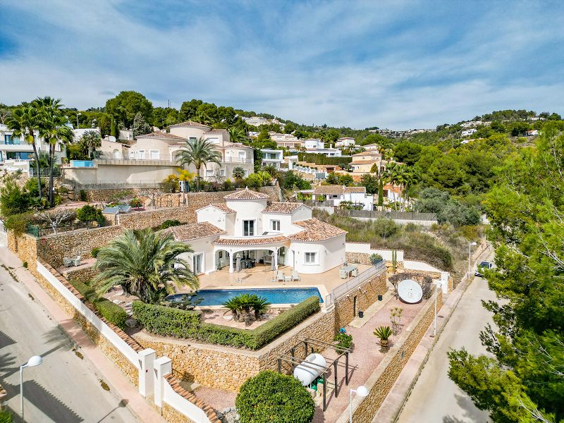 Villa Méditerranéenne située à 1,2 km de la mer, intimité et environnement verdoyant - Max Villas