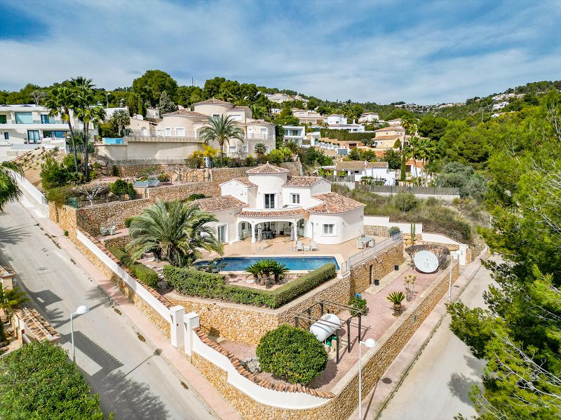 Villa Méditerranéenne située à 1,2 km de la mer, intimité et environnement verdoyant - Max Villas