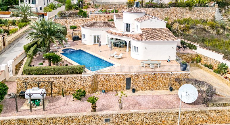 Villa Méditerranéenne située à 1,2 km de la mer, intimité et environnement verdoyant - Max Villas