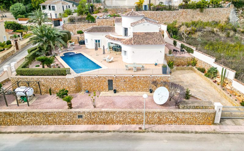 Villa Méditerranéenne située à 1,2 km de la mer, intimité et environnement verdoyant - Max Villas