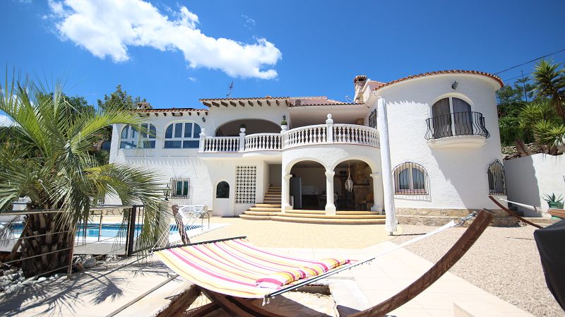 Luxury villa with sea view in Orba